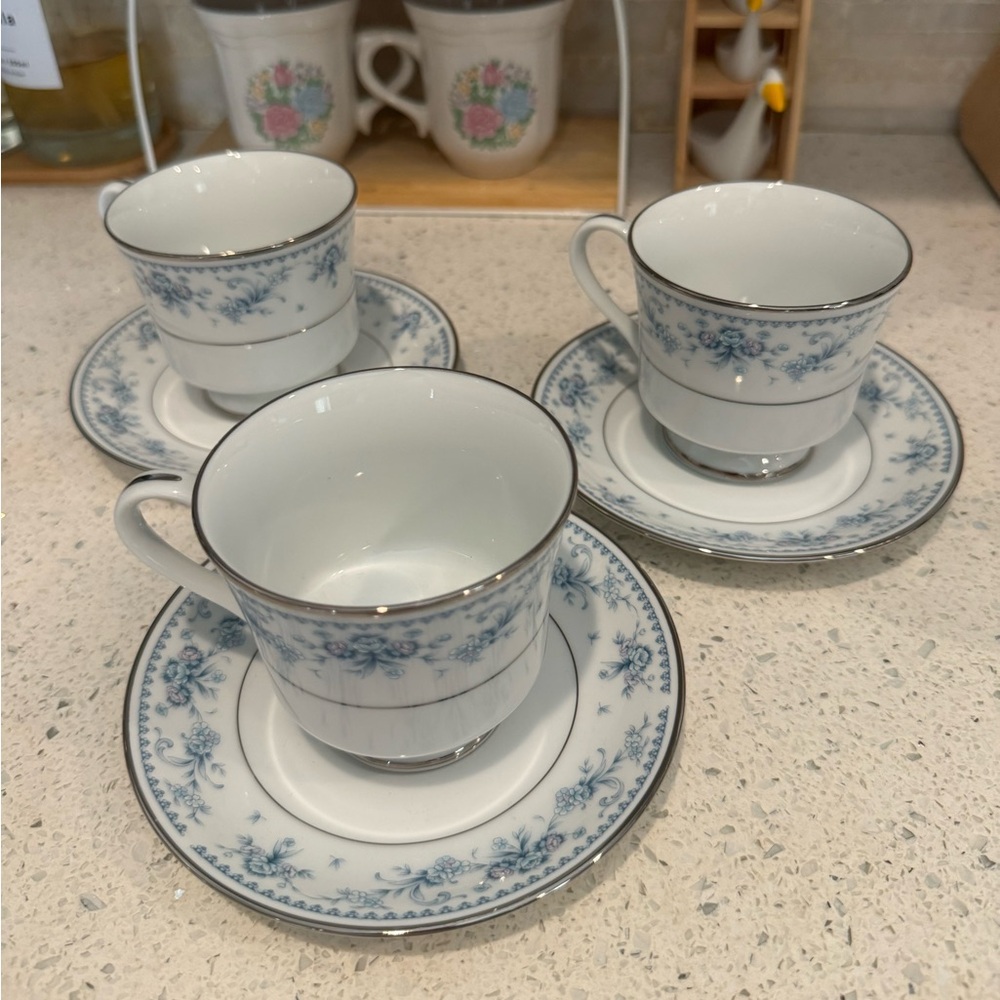 EUC Vintage Royal Prestige Danielle tea cups w saucers